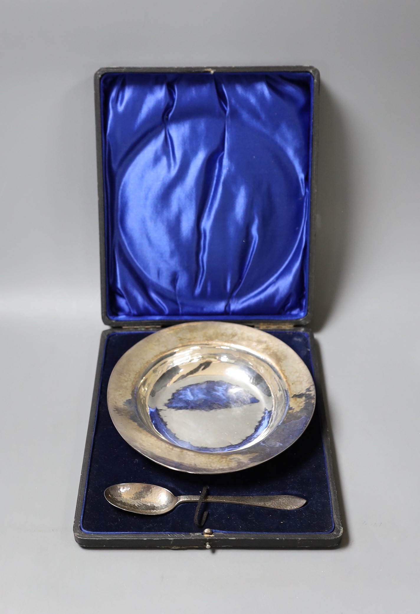 A cased George V Irish planished silver bowl, 17.8cm and similar spoon, Wakely & Wheeler, Dublin, 1916 and London, 1916.